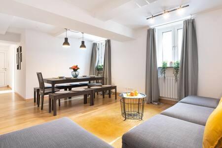 Marienplatz Apartment 2 Bedrooms Living Room Kitchen มิวนิก ภายนอก รูปภาพ